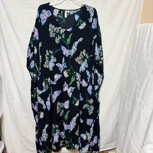 Joyspun women's woven caftan muumuu with a black butterfly floral print.